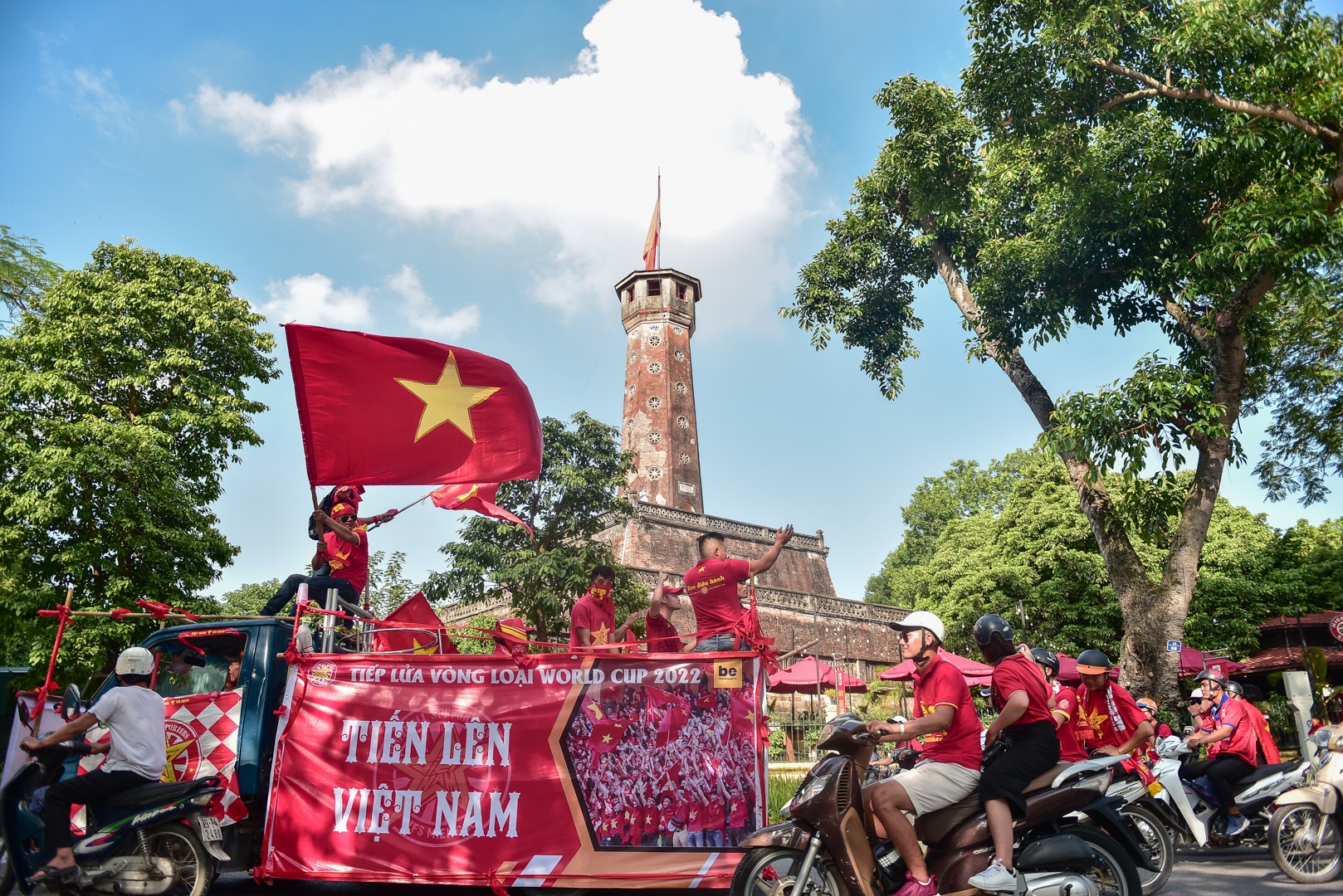 Cổ động viên diễu hành "tiếp lửa" cho đội tuyển Việt Nam