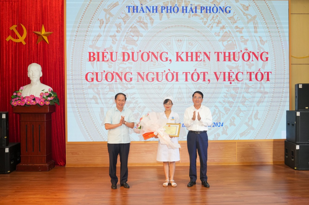 Hải Phòng khen thưởng nữ điều dưỡng cứu sống trẻ sơ sinh đã ngừng thở - 1 Hải Phòng khen thưởng nữ điều dưỡng cứu sống trẻ sơ sinh đã ngừng thở - 1