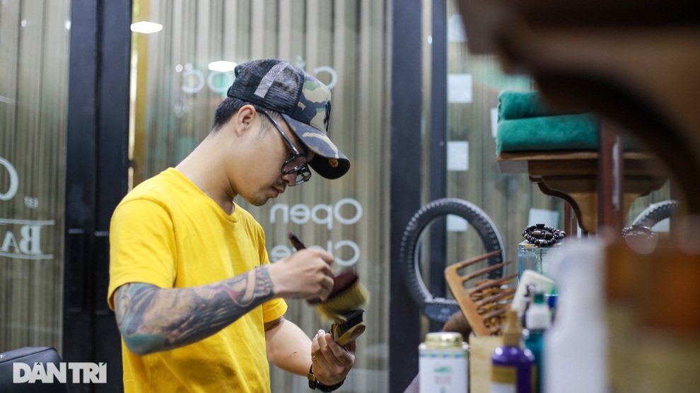 Thợ cắt tóc thất nghiệp chuyển nghề mưu sinh qua ngày - 4 Thợ cắt tóc thất nghiệp chuyển nghề mưu sinh qua ngày - 4