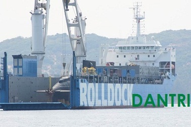 Tiếp cận tàu hàng chở tàu ngầm TP Hồ Chí Minh