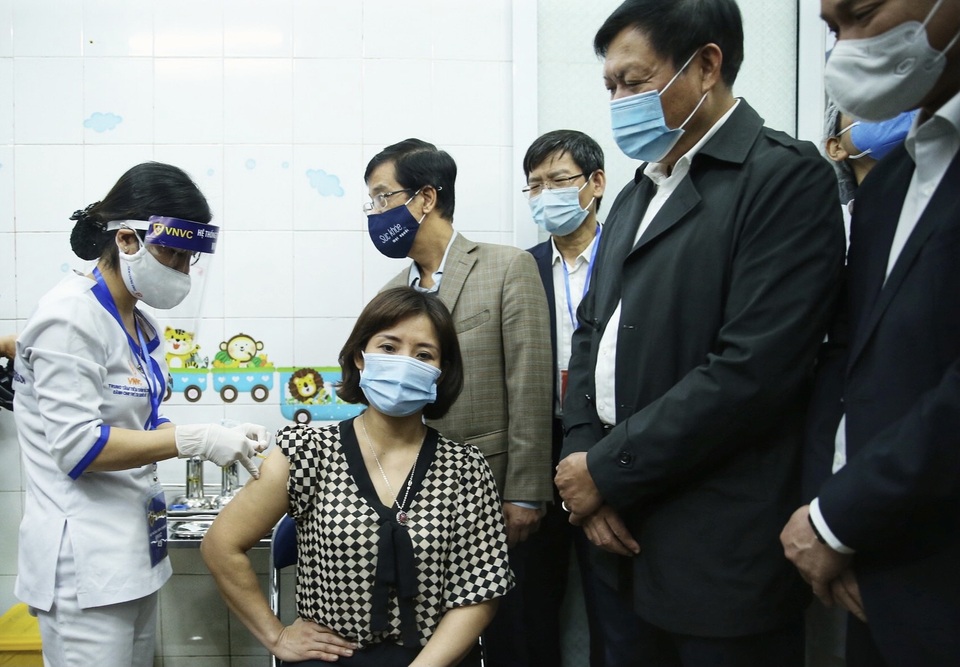 Những hình ảnh ấn tượng trong buổi tiêm chủng vắc xin Covid-19 sáng 8/3 - 5 Những hình ảnh ấn tượng trong buổi tiêm chủng vắc xin Covid-19 sáng 8/3 - 5