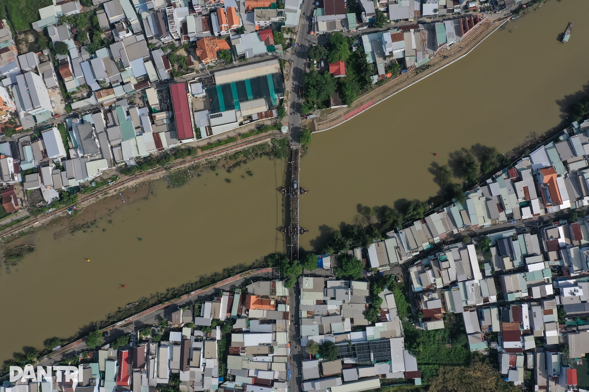 Người dân thấp thỏm qua lại trên 2 cầu sắt xuống cấp ở khu Nam Sài Gòn - 4 Người dân thấp thỏm qua lại trên 2 cầu sắt xuống cấp ở khu Nam Sài Gòn - 4