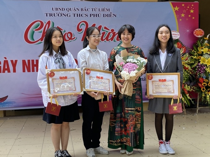 Nhà giáo Bùi Thị Hương – Hiệu trưởng Trường THCS Phú Diễn cùng 3 học sinh có kết cao nhất kỳ thi vào lớp 10 THPT chuyên và THPT công lập năm học 2019-2020.
