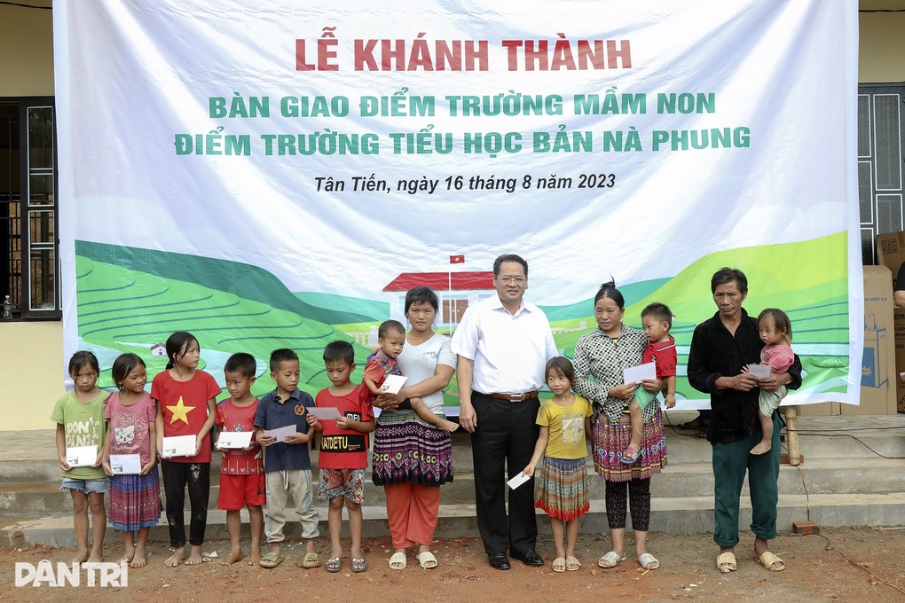 Khánh thành điểm trường Dân trí, chắp cánh ước mơ học sinh bản Nà Phung - 5 Khánh thành điểm trường Dân trí, chắp cánh ước mơ học sinh bản Nà Phung - 5