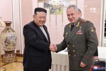 Ông Kim Jong-un gặp Bộ trưởng Quốc phòng Nga