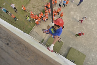 Hàng trăm học sinh học cách thoát hiểm nếu cháy chung cư