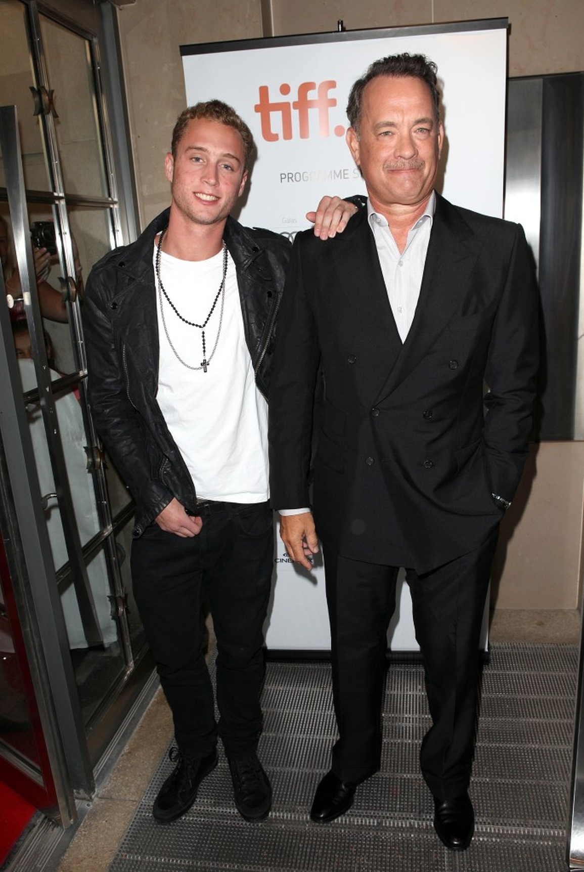Con trai Tom Hanks bị cư dân mạng chỉ trích sau lời cay đắng nói về cha - 3 Con trai Tom Hanks bị cư dân mạng chỉ trích sau lời cay đắng nói về cha - 3