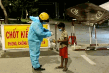 CSGT nhường suất cơm tối cho bé trai đi lang thang tìm đồ ăn trong đêm