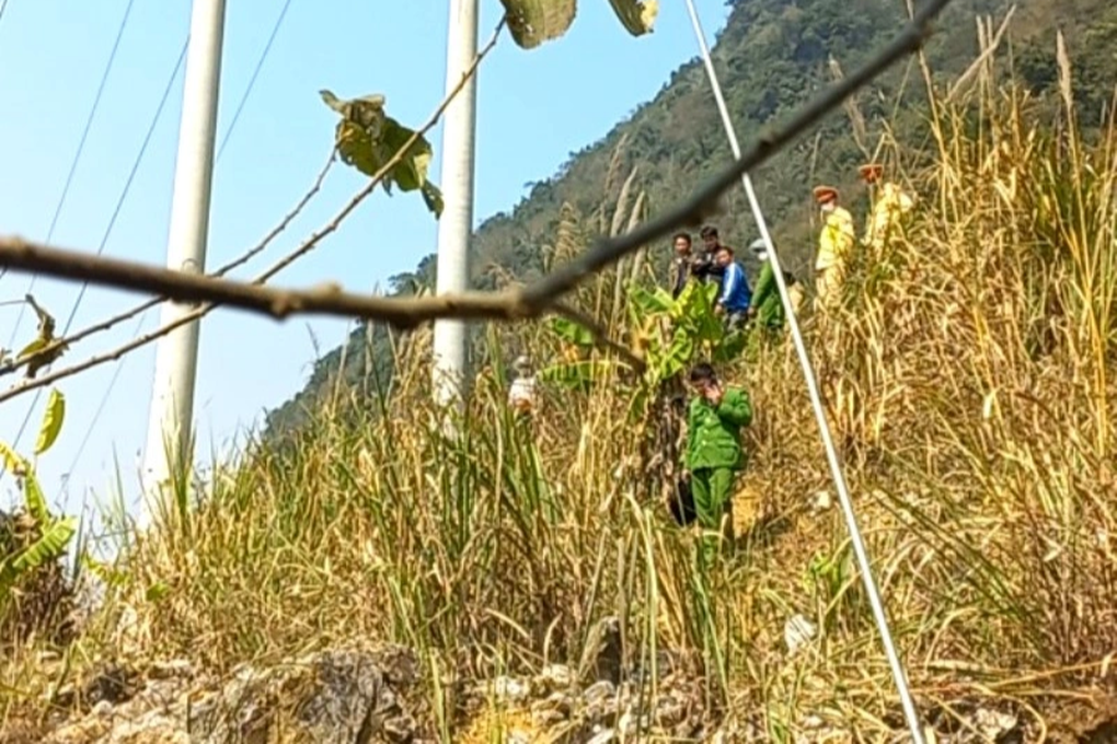Phát hiện 3 người tử vong dưới vực sâu - 2 Phát hiện 3 người tử vong dưới vực sâu - 2