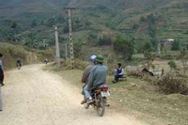 Người vùng cao chưa “chuộng” mũ bảo hiểm 