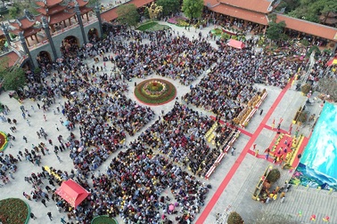 Biển người đổ về dự Lễ khai hội xuân Chùa Ba Vàng