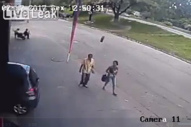 Người đi bộ suýt mất mạng vì bị lốp xe văng trúng đầu