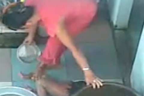 Lại xôn xao clip bảo mẫu bạo hành trẻ dã man