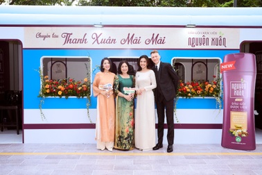 Nguyên Xuân đem "Tiệm tóc thanh xuân" đến phố đi bộ Nguyễn Huệ