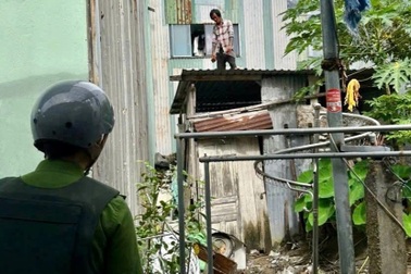 Người đàn ông cầm mảnh kính tự gây chảy máu, leo mái nhà cố thủ