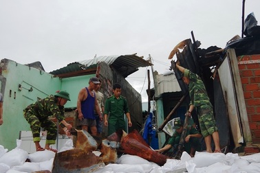 Đang tan hoang sau bão số 5, làng chài lại cuống cuồng chạy bão số 6