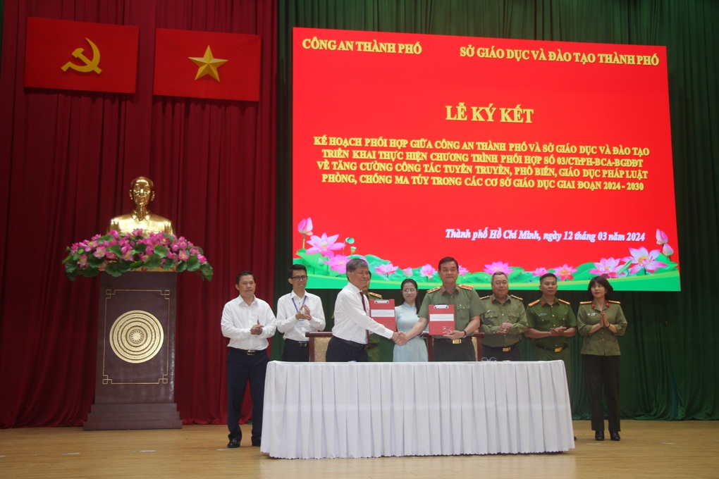 Ma túy xâm nhập học đường, núp bóng đồ ăn uống, thuốc lá điện tử - 2 Ma túy xâm nhập học đường, núp bóng đồ ăn uống, thuốc lá điện tử - 2