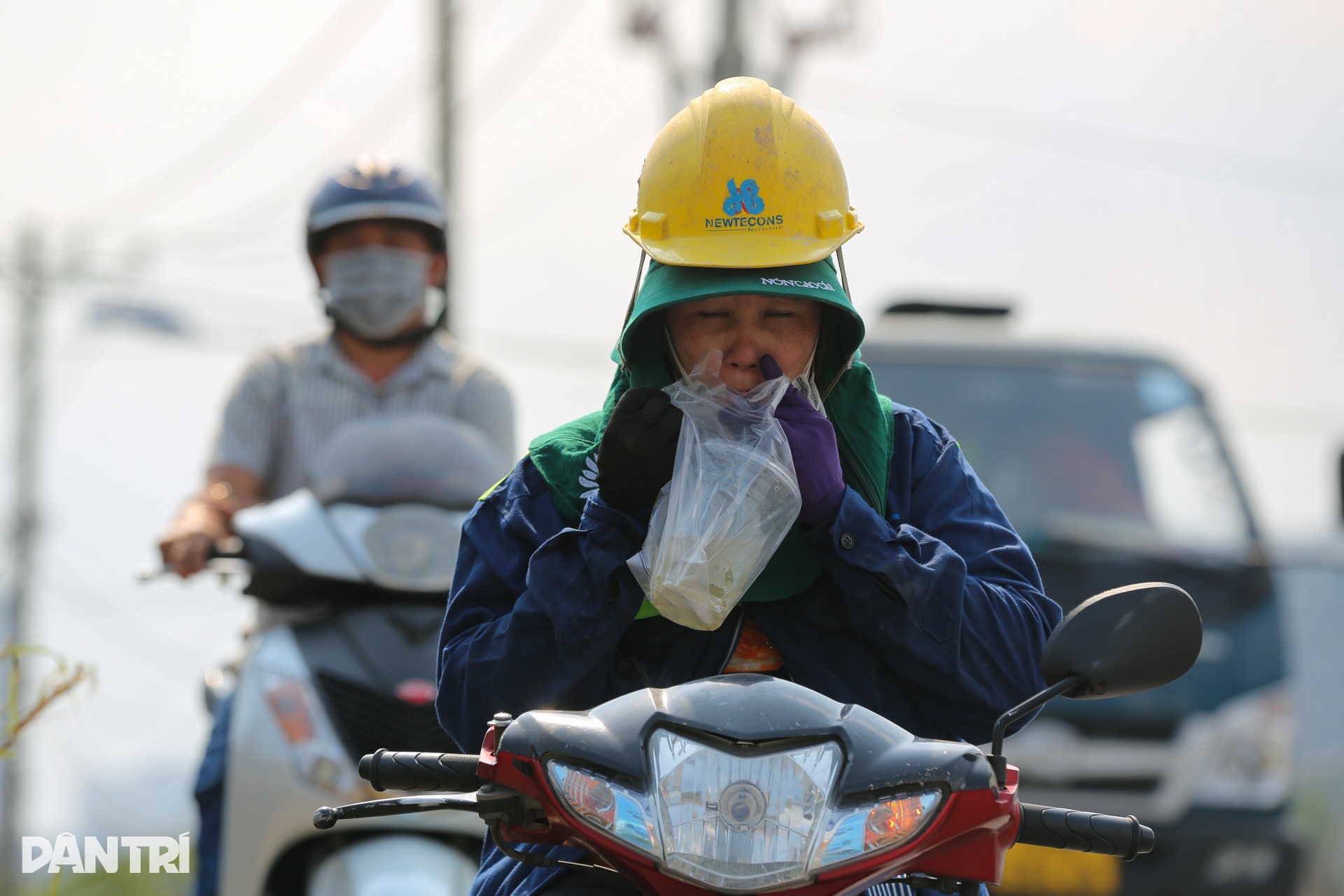 Người dân TPHCM chật vật dưới nắng nóng gần 40 độ C ngày đầu hè - 3 Người dân TPHCM chật vật dưới nắng nóng gần 40 độ C ngày đầu hè - 3