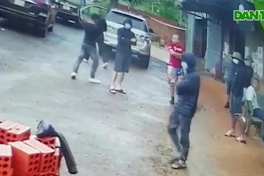 Nhóm người lạ mặt vào tận nhà tấn công người dân