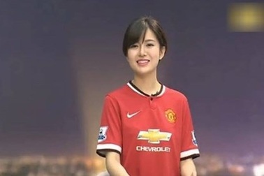 Hot girl Tú Linh “làm nóng” đại chiến Chelsea-MU