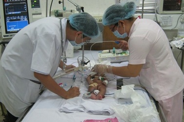 Bé gái nguy kịch vì bị đẻ rớt tại nhà