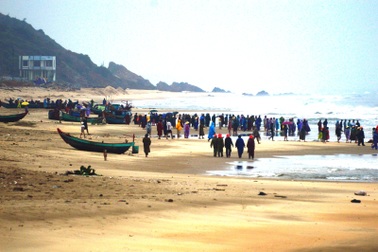 Hàng chục tàu cá bị sóng đánh chìm, 1 người mất tích