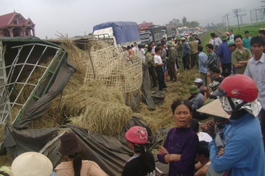 Ách tắc hơn 10km vì xe chở dưa lật giữa đường