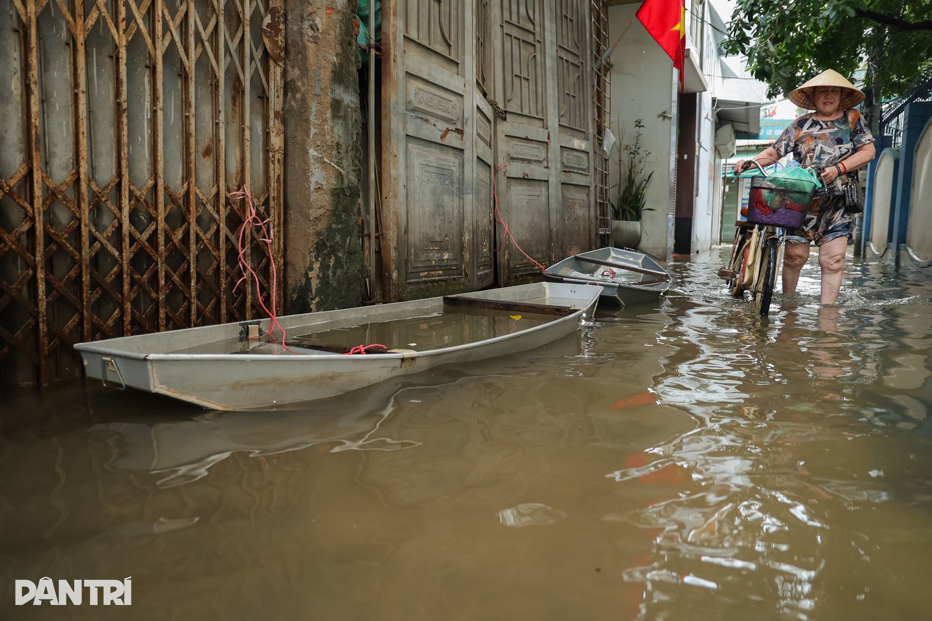 Người Hà Nội chật vật dọn nhà sau ngập, nhiều nơi nước vẫn chưa rút - 8 Người Hà Nội chật vật dọn nhà sau ngập, nhiều nơi nước vẫn chưa rút - 8
