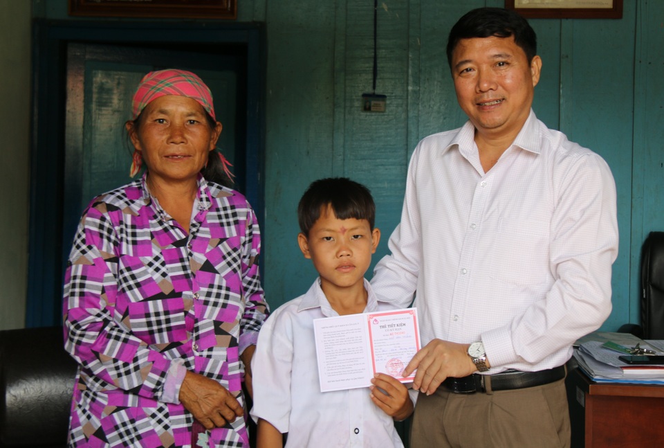 Bà cháu ăn cơm trắng chan nước lã nhường cơm học trò nghèo - 2 Bà cháu ăn cơm trắng chan nước lã nhường cơm học trò nghèo - 2