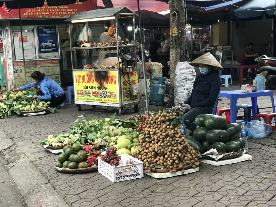 Dịch Covid-19: Giá nhãn giảm sâu, tiểu thương lao đao vì tiêu thụ chậm - 10 Dịch Covid-19: Giá nhãn giảm sâu, tiểu thương lao đao vì tiêu thụ chậm - 10