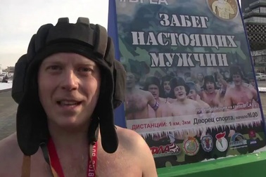 Hàng nghìn “người đàn ông đích thực” cởi trần chạy bộ dưới thời tiết -10 độ C