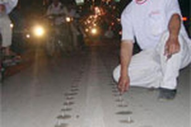 Xe cứu thương nằm đường vì… “chông” bulông