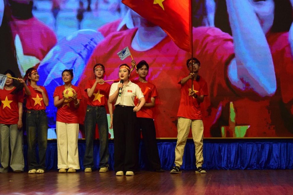 និស្សិតស្រីសិក្សាជំនាញពីរ និងដំណើរទៅដណ្តើមយក«អាជីពនិយាយ» - ២ Nữ sinh học song ngành và hành trình chinh phục “nghề nói - 2