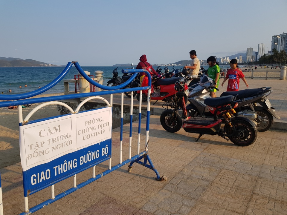 Nha Trang lập chốt, yêu cầu người dân không tụ tập trên bãi biển - 8 Nha Trang lập chốt, yêu cầu người dân không tụ tập trên bãi biển - 8