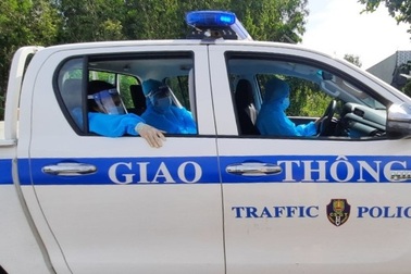 Lực lượng trực chốt đưa thai phụ chuyển dạ vào viện kịp thời