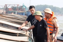 Công an tập trung xử lý tàu thuyền chở cát sỏi vi phạm trên 3 sông lớn