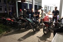 CSGT tóm gọn nhóm "quái xế" mang theo hung khí và dương tính ma túy