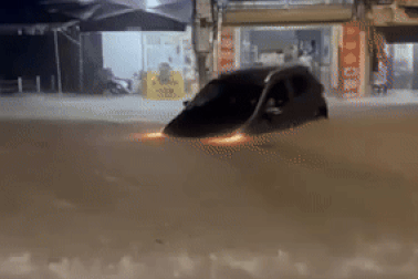 Mưa lớn cuốn trôi ô tô ở Thái Nguyên