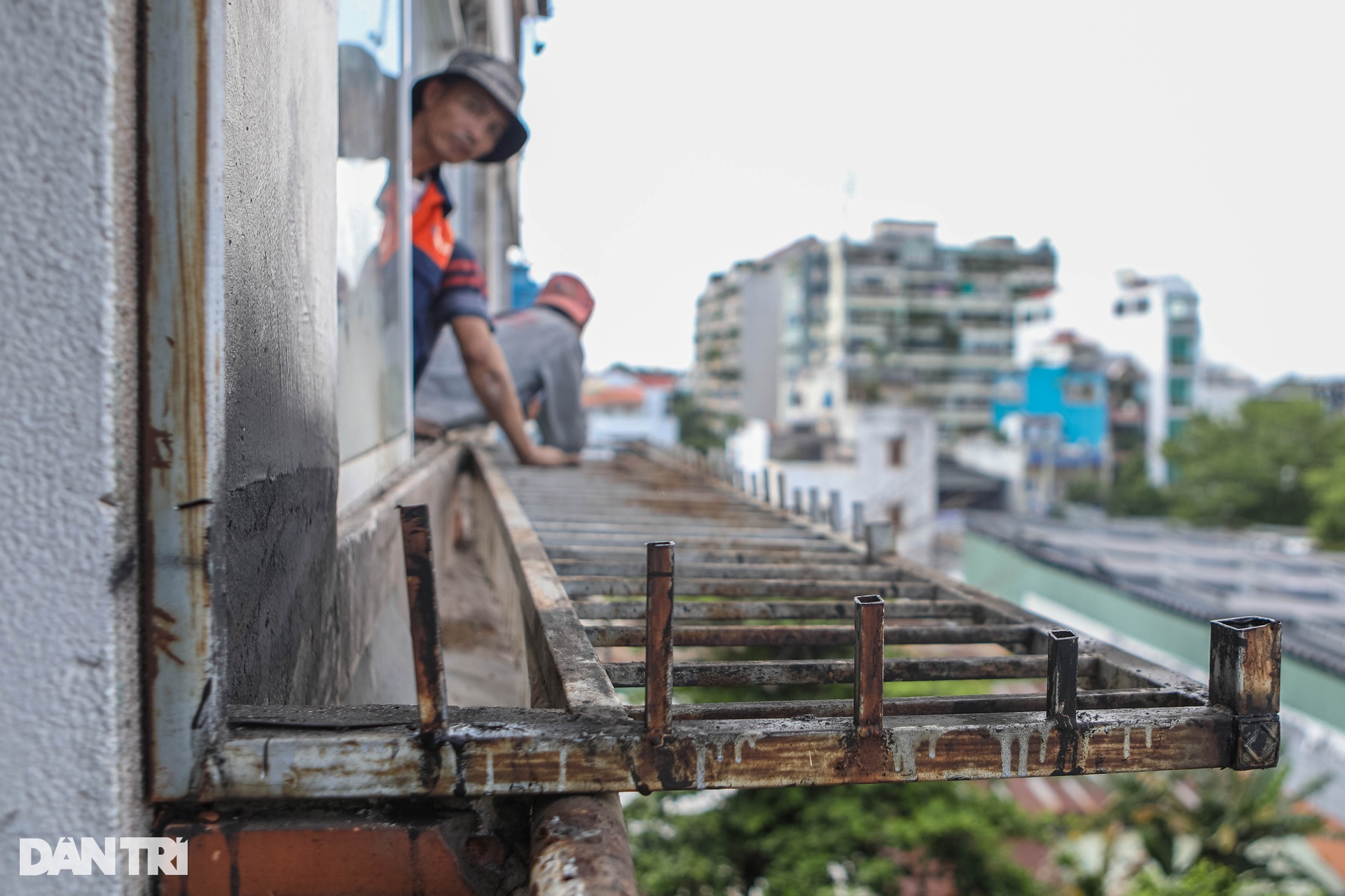 Người dân cư xá Độc Lập tháo dỡ chuồng cọp sau vụ cháy thương tâm - 7