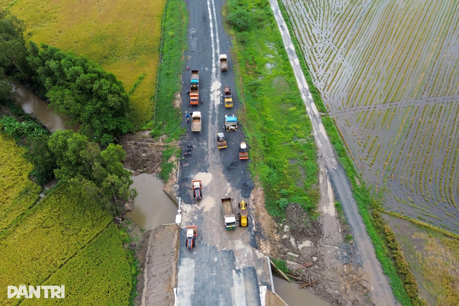 Hàng nghìn công nhân đội mưa chạy đua hoàn thành 110km cao tốc ở miền Tây - 9 Hàng nghìn công nhân đội mưa chạy đua hoàn thành 110km cao tốc ở miền Tây - 9