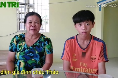 Trao tiền bạn đọc Dân trí đến gia đình cháu Thảo.