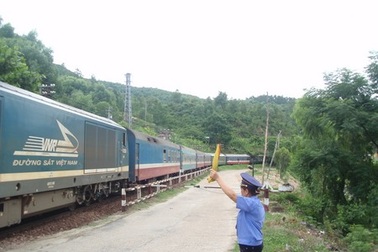 Nữ “kiện tướng an toàn” 20 năm gác tàu dưới đèo Hải Vân