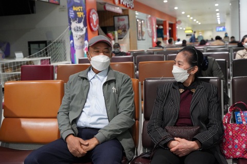 Người mẹ ngóng con, ám ảnh cuộc gọi "mẹ ơi bom đạn lại trút xuống rồi"