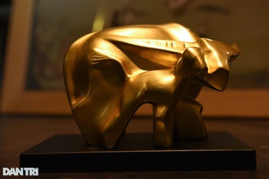 Tác phẩm Trâu dát vàng 24k sẵn sàng đón Tết Nguyên đán Tân Sửu