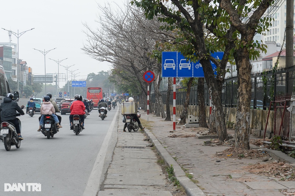 Biển báo kèm chữ lí nhí, tài xế xuống xe đọc 1 phút mới hết nội dung - 1