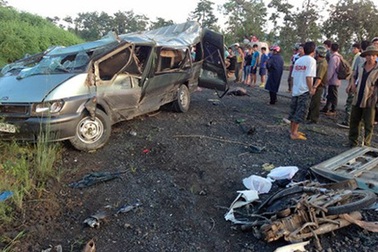 Tạm đình chỉ xe khách gây tai nạn làm 2 người chết, 11 người bị thương