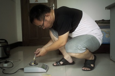 Bi kịch của những người nghèo Trung Quốc tự điều chế thuốc ung thư