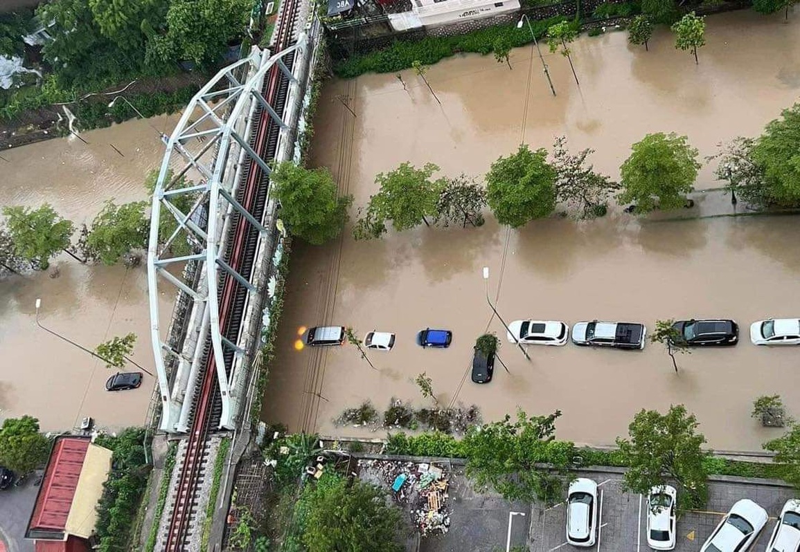 Biển nước chôn vùi ô tô ở Bắc Ninh - 3 Biển nước chôn vùi ô tô ở Bắc Ninh - 3