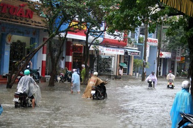 Thành phố Huế ngập nặng sau trận mưa đêm