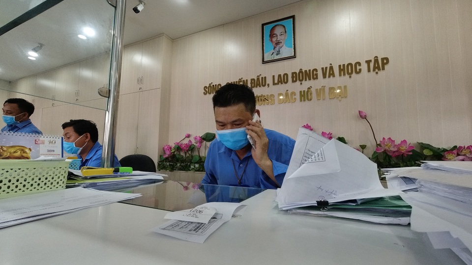 UBND quận đo thân nhiệt, phát khẩu trang cho từng người dân - 12 UBND quận đo thân nhiệt, phát khẩu trang cho từng người dân - 12